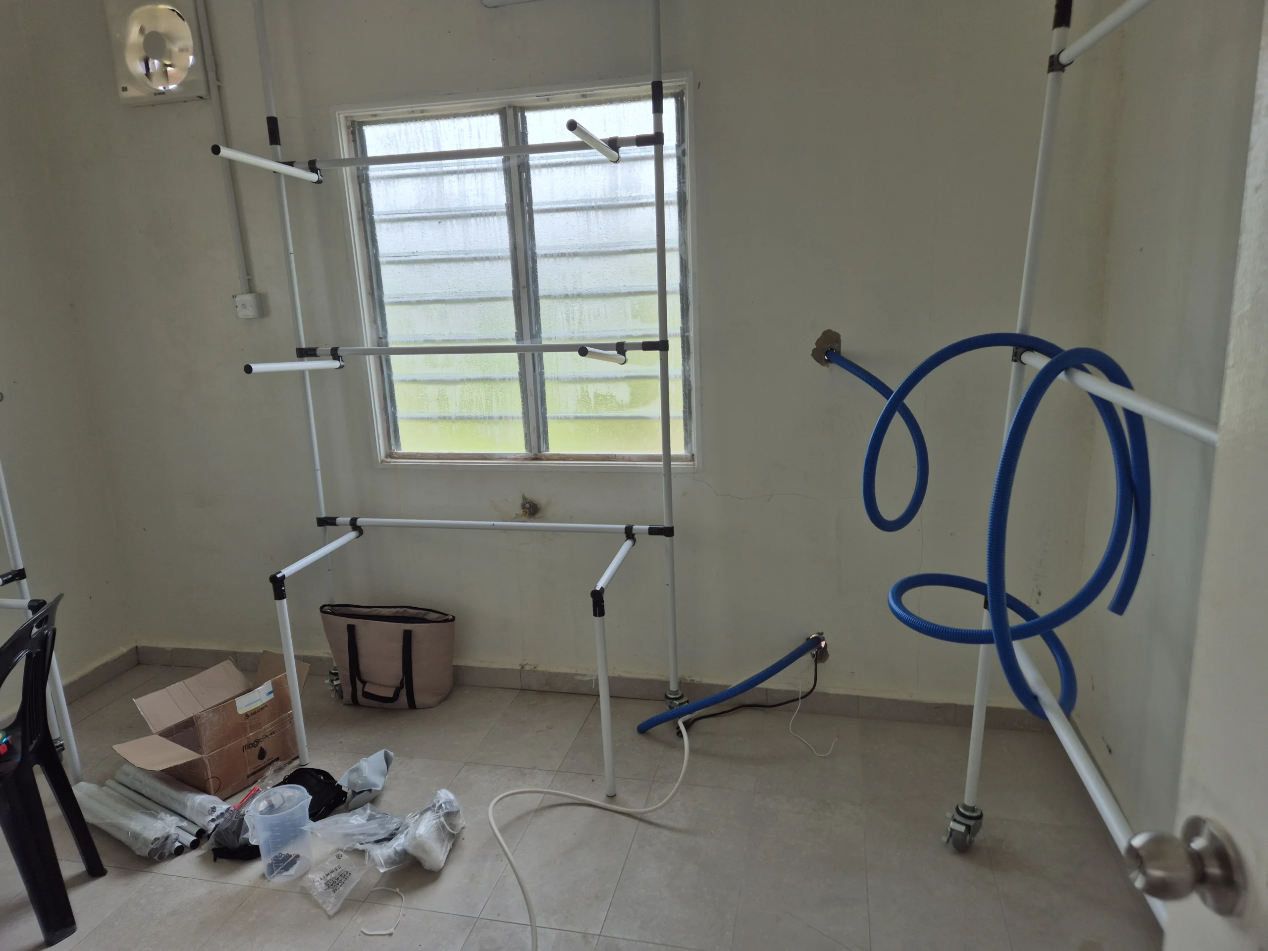 깨끗하게 정돈된 실내수직농장 엽채류 재배 선반 사진