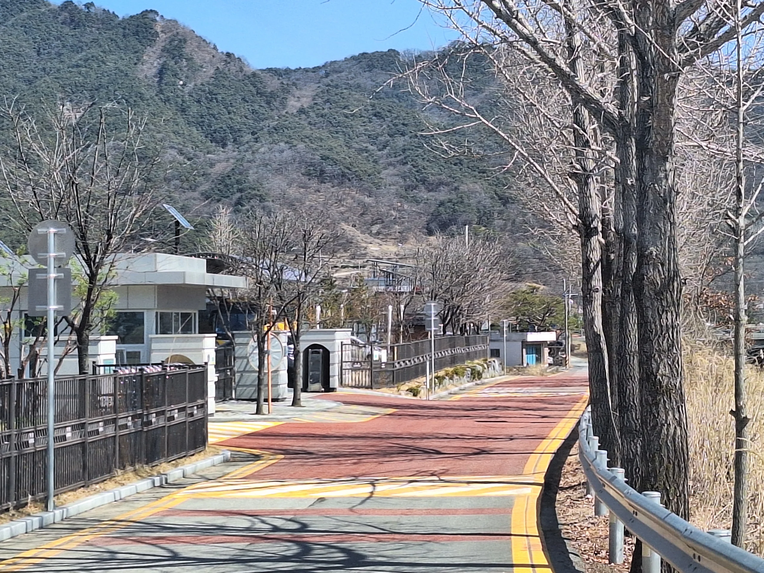 자동 제어반이 연결된 실내수직농장 설비