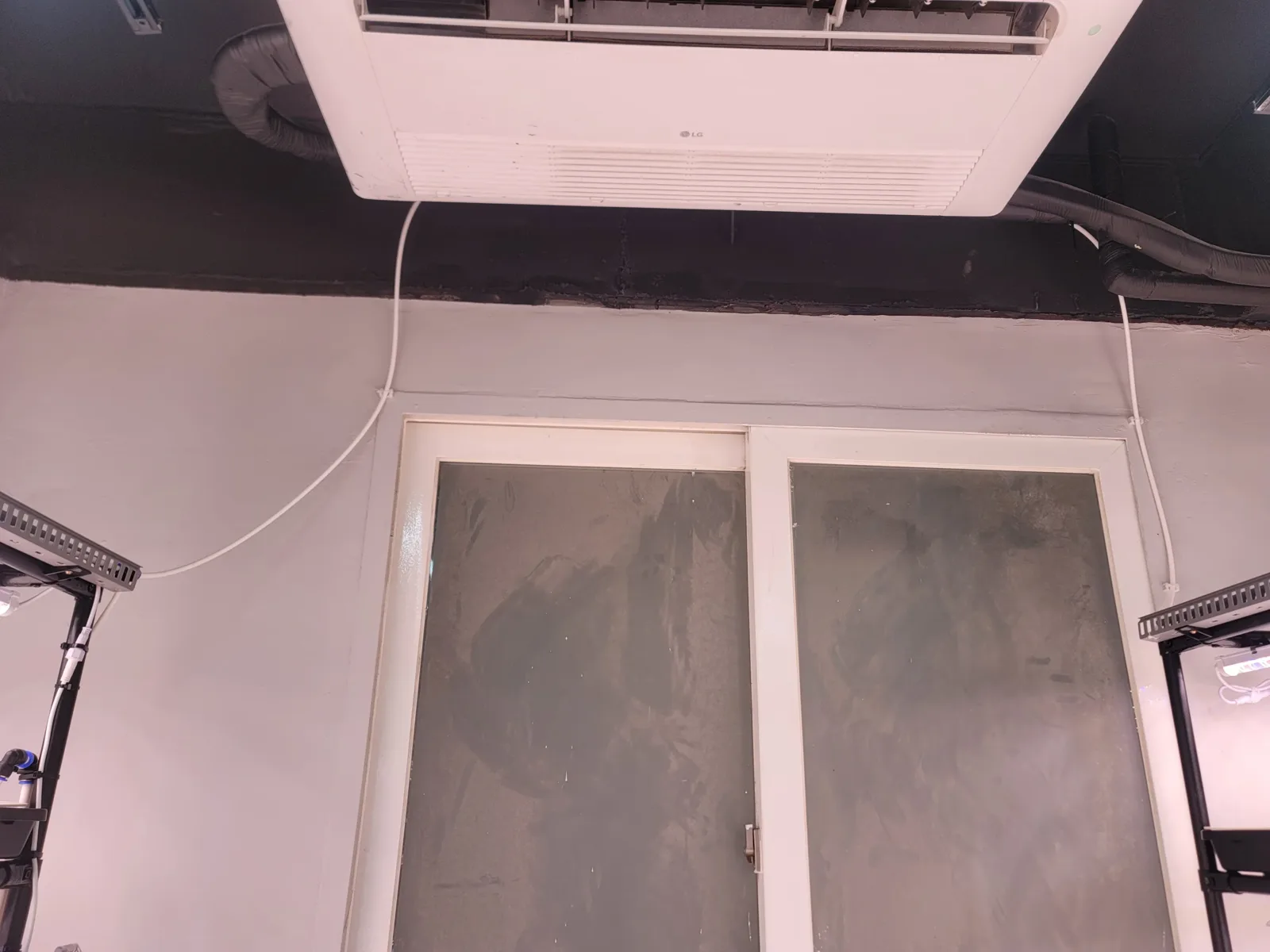 실내수직농장 재배랙 방 천장에 설치된 시스템 에어컨