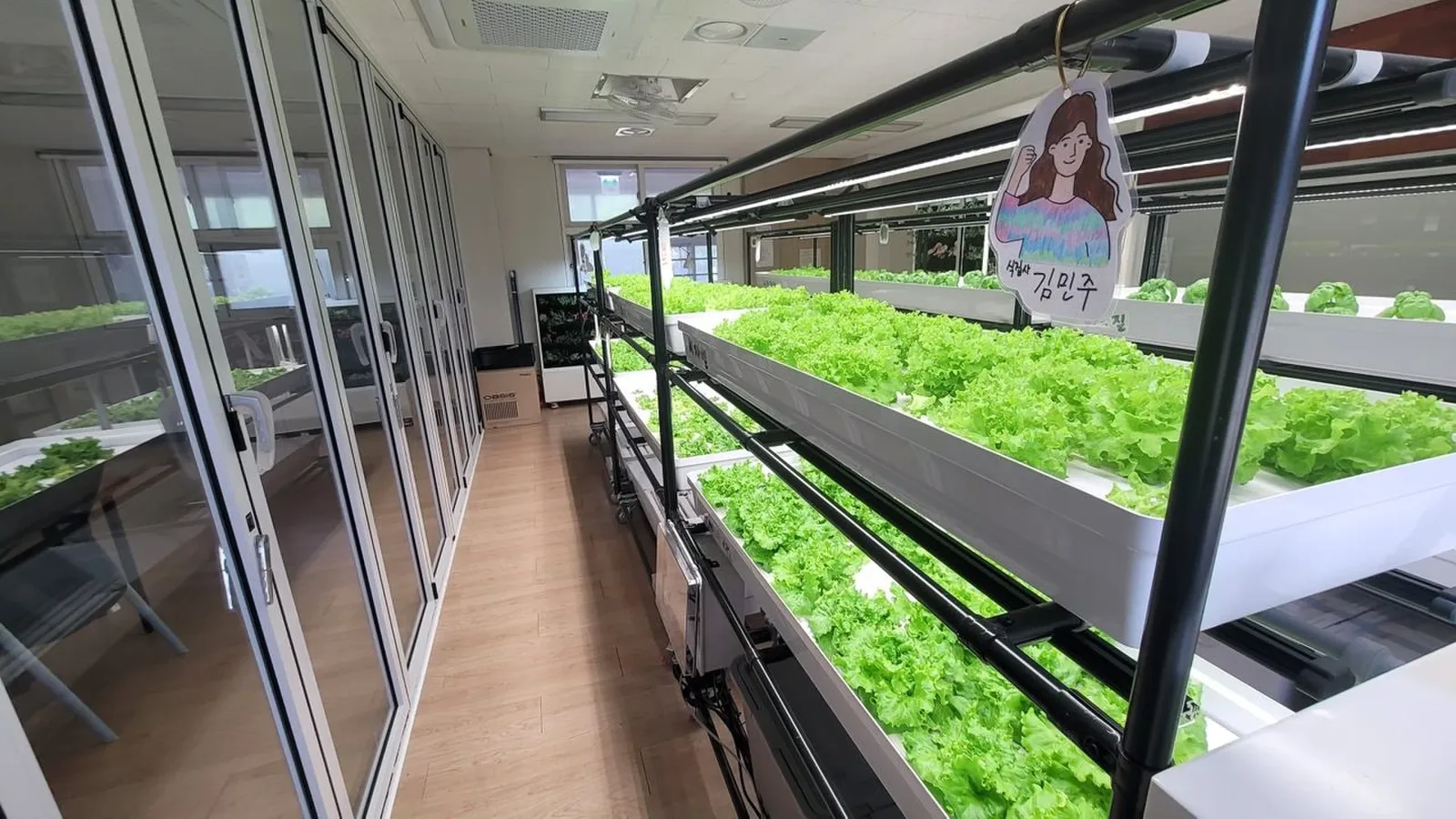 실내수직농장 통로 옆 재배랙과 작업용 단말기 설치 모습